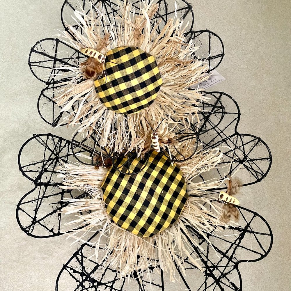 2 Piece Wire Bee Flower Wall Decor, Sunflower